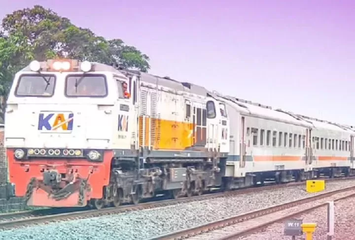 12 perjalanan kereta dari Gambir dialihkan ke Jatinegara imbas demo May Day (Dok @kai121_)