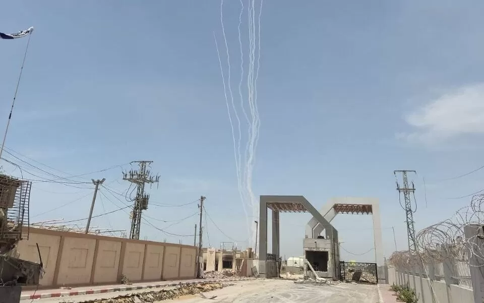 Roket terlihat diluncurkan dari kawasan Rafah di selatan Jalur Gaza, 26 Mei 2024. Foto: akun X @IDF