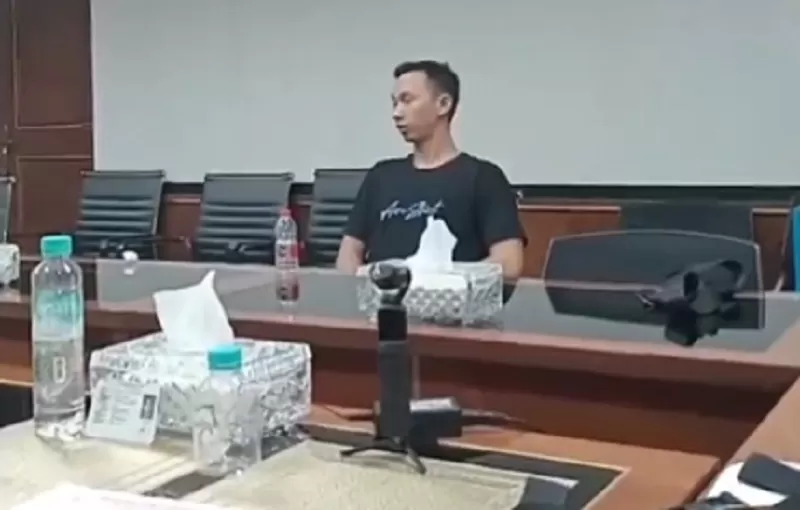 Diduga Anggota Densus 88 diperiksa di ruang Jampidsus usai ditangkap pengawal (X/istimewa)