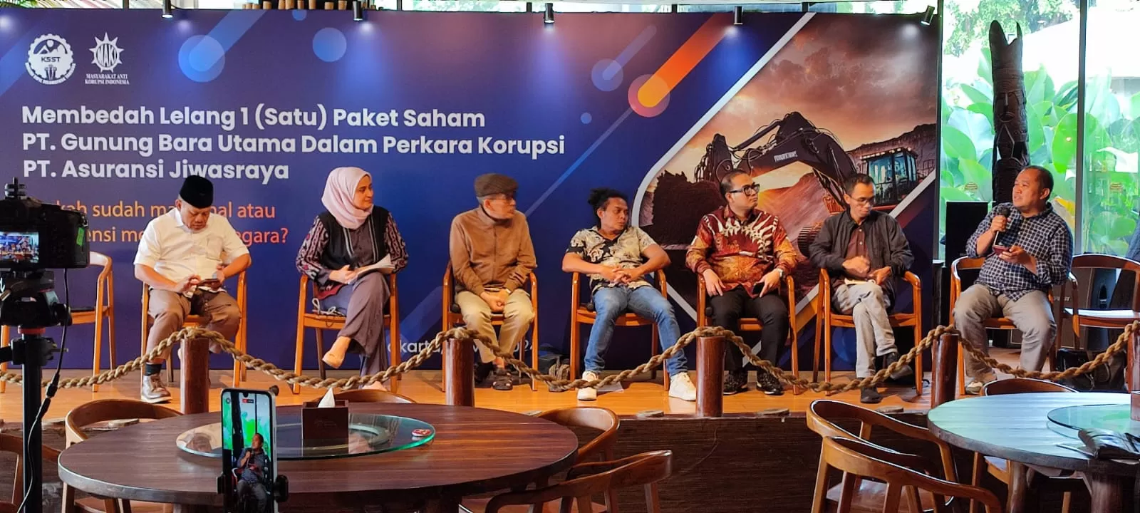 Dialog Publik  Koalisi Sipil Selamatkan Tambang (KSST) bersama sejumlah tokoh pegiat anti korupsi terkait lelang aset Jiwasraya. (Foto:  Konteks/Jimmy Radjah)