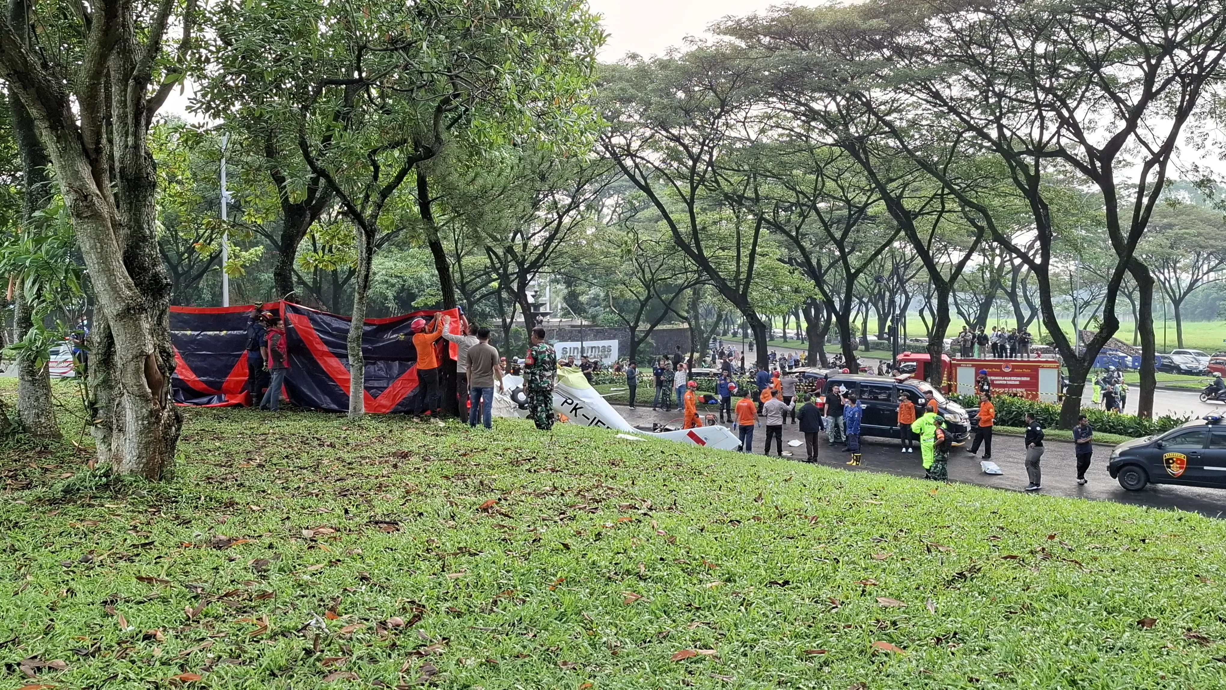 Pesawat jatuh di lapangan Sunbrus BSD (Dok Konteks.co.id/Pierre Immanuel Ombuh)