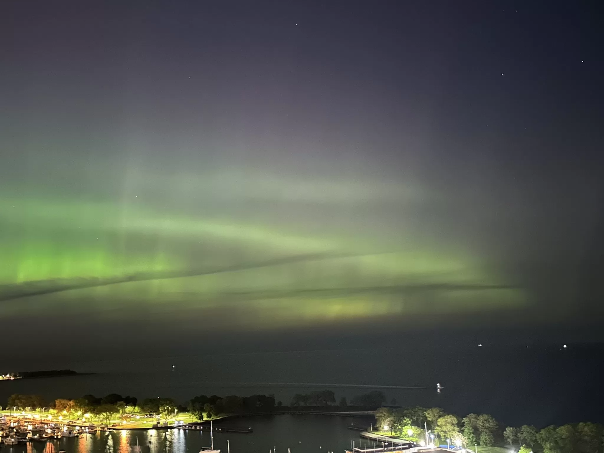 Penampakan aurora di wilayah yang berdekatan dengan Kutub Utara dan Kutub Selatan. Foto: tangkapan layar X @WLimestall