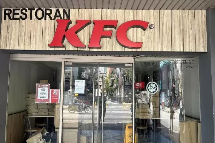 Tampak salah satu KFC di Malaysia yang tutup karena aksi boikot produk pro genosida israel. Foto: Tangkapan layar X @RothLindberg