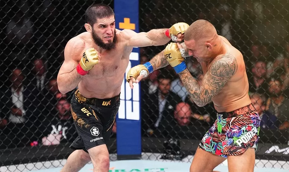 Islam Makhachev saat menghajar Dustin Poirier dalam final kelas ringan UFC 302 (Foto: UFC)