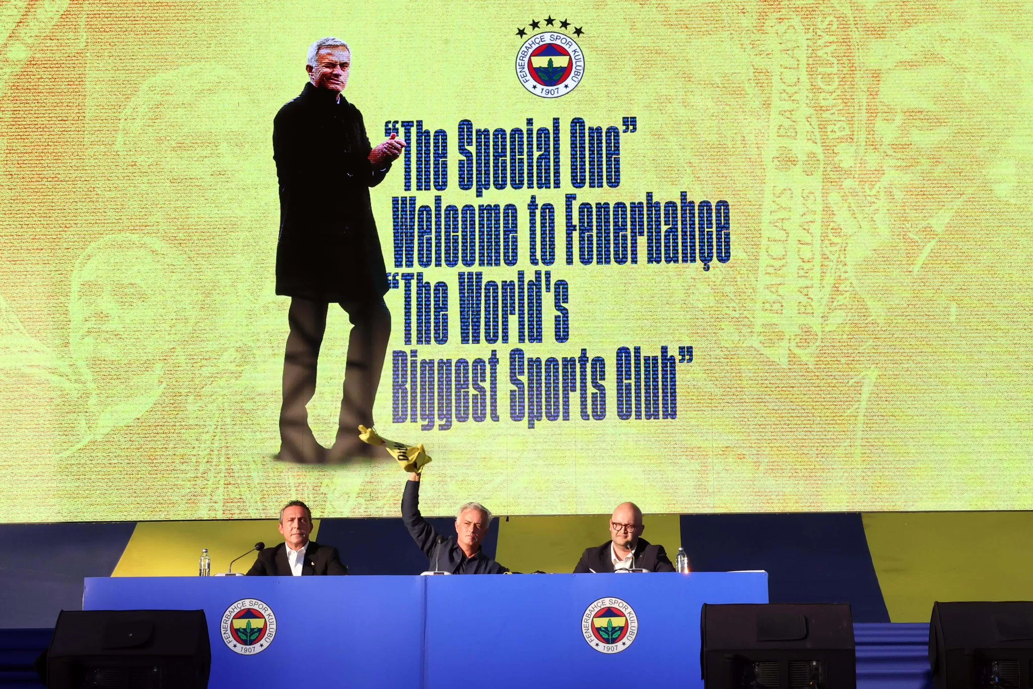 Pengumuman manajemen Fenerbahce bahwa Jose Mourinho jadi pelatih klub tersebut (Foto: Fenerbahce)