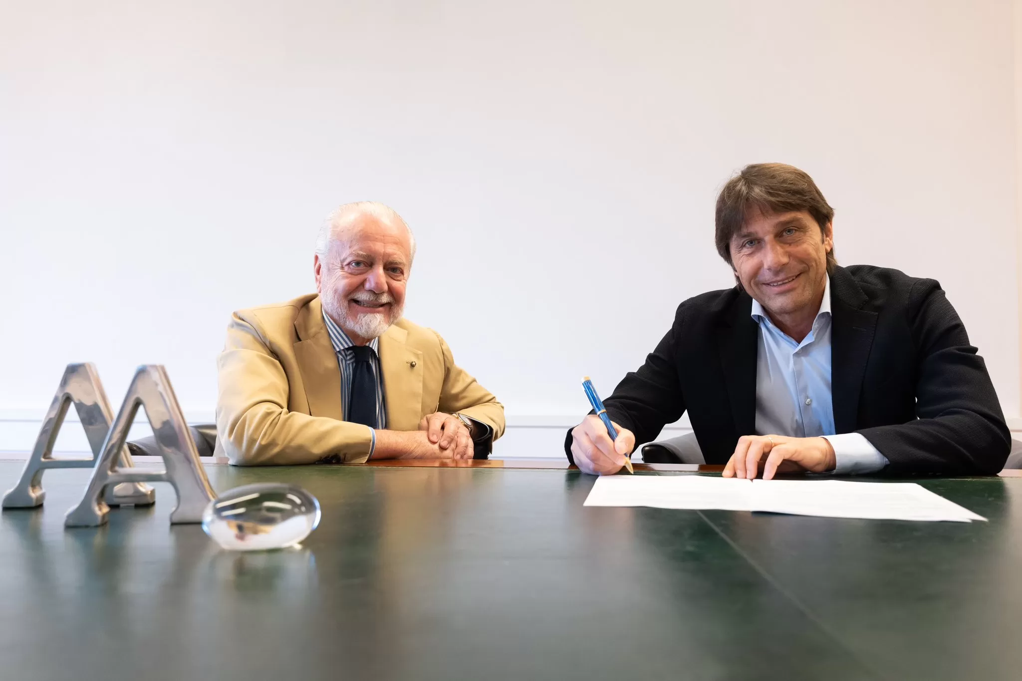 Antonio Conte (kanan) dan Presiden Klub Napoli Aurelio De Laurentiis (Foto: SSC Napoli)