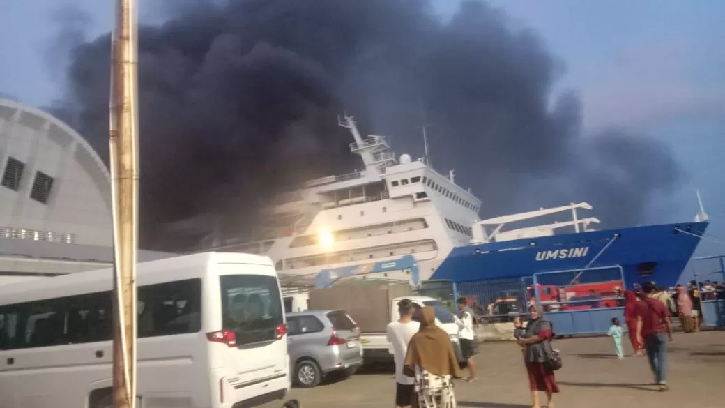 KM Umsini milik PT Pelni terbakar di Pelabuhan Soekarno-Hatta, Makassar (Dok X-@Suker-Poakuma)