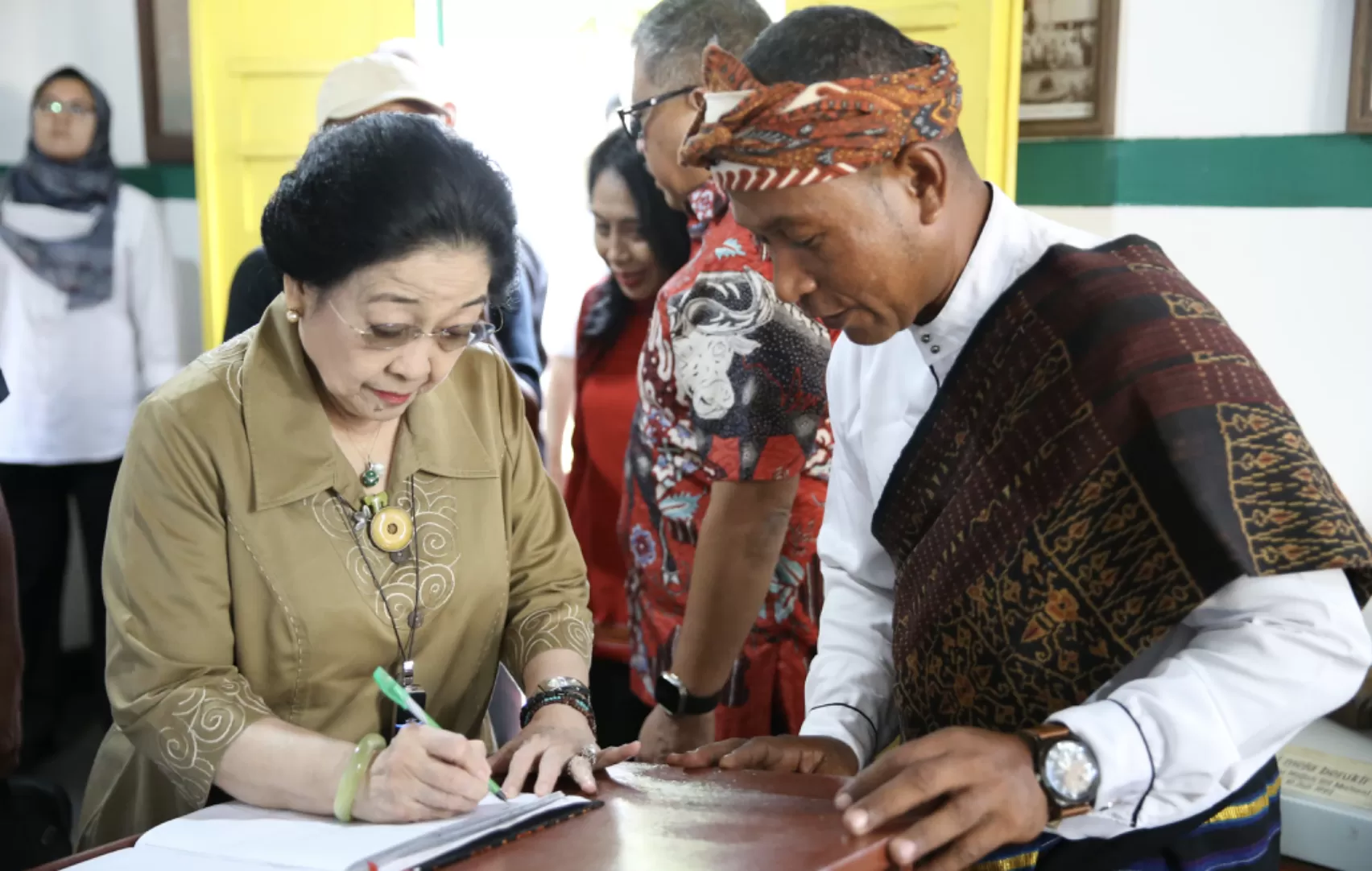 Presiden Kelima RI yang juga Ketua Dewan Pengarah Badan Pembinaan Ideologi Pancasila (BPIP) yakni Megawati Soekarnoput berkunjung ke Rumah Pengasingan Bung Karno di Ende, Nusa Tenggara Timur (NTT).