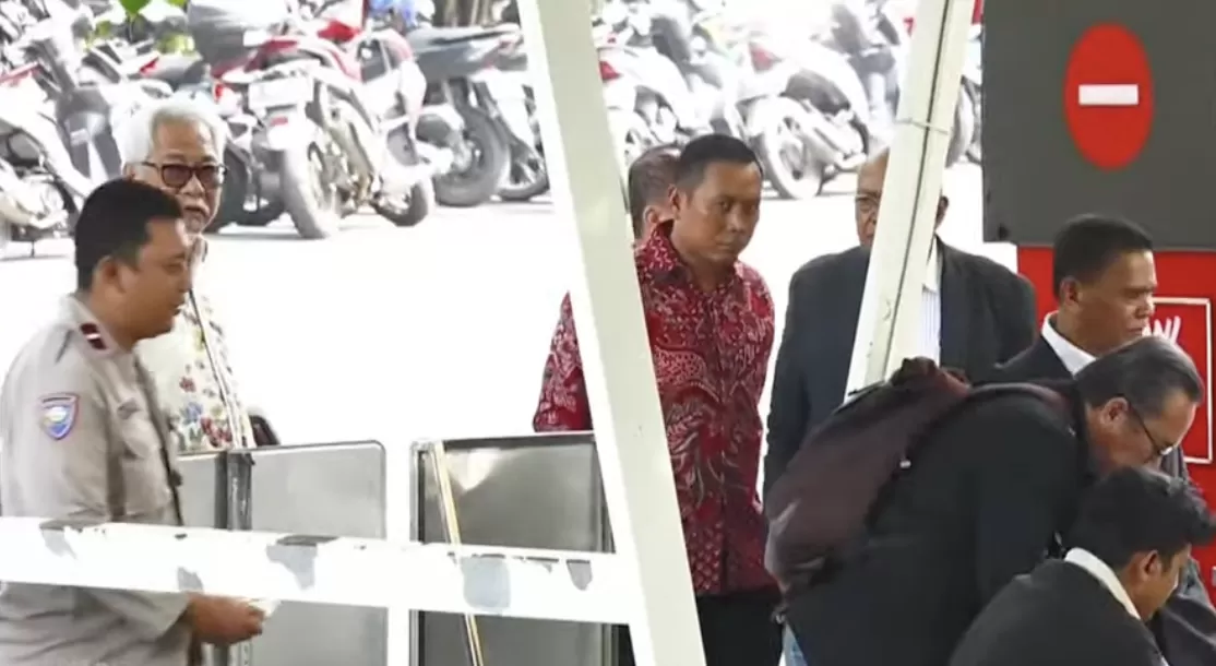 Staf Sekjen PDI Perjuangan Hasto Kristiyanto, Kusnadi tiba di KPK pada Rabu, 19 Juni 2024. 