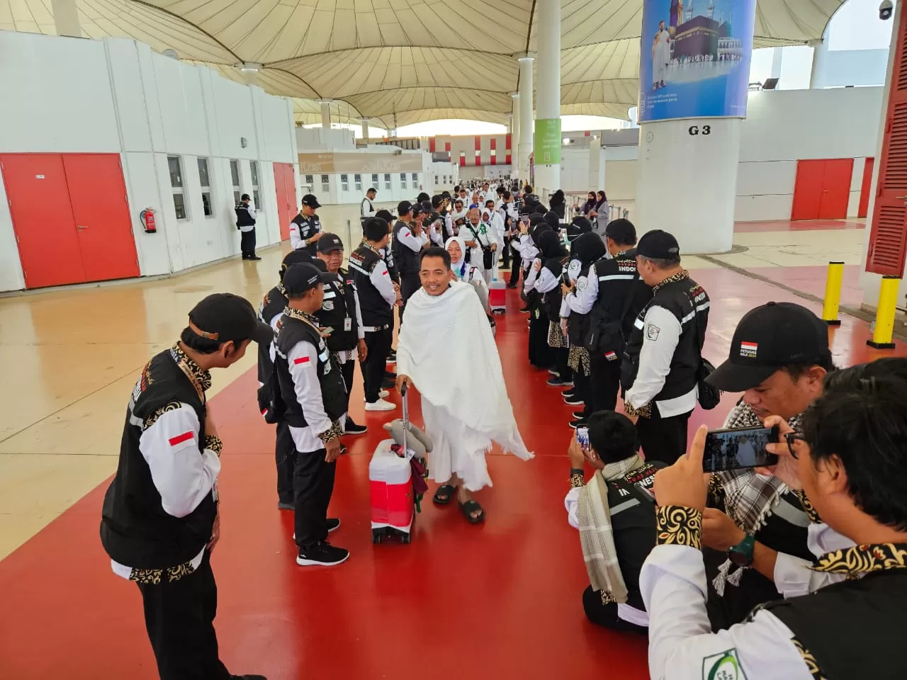 Petugas haji menyambut kedatangan jemaah haji Indonesia. (MCH 2024).