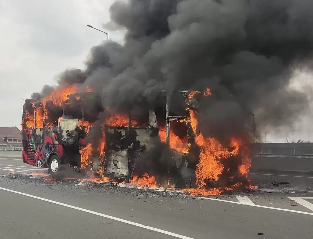 Kebakaran bus di Tol Dalam Kota arah Tanjung Priok (Dok Instagram @humasjakfire)