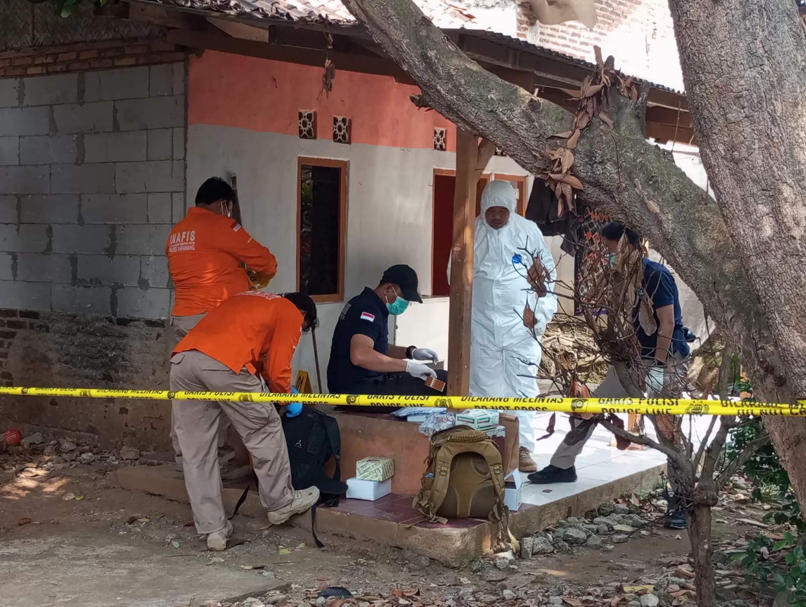 Petugas gabungan melakukan penyelidikan di rumah kontrakan terduga teroris di Karawang, Jawa Barat. 