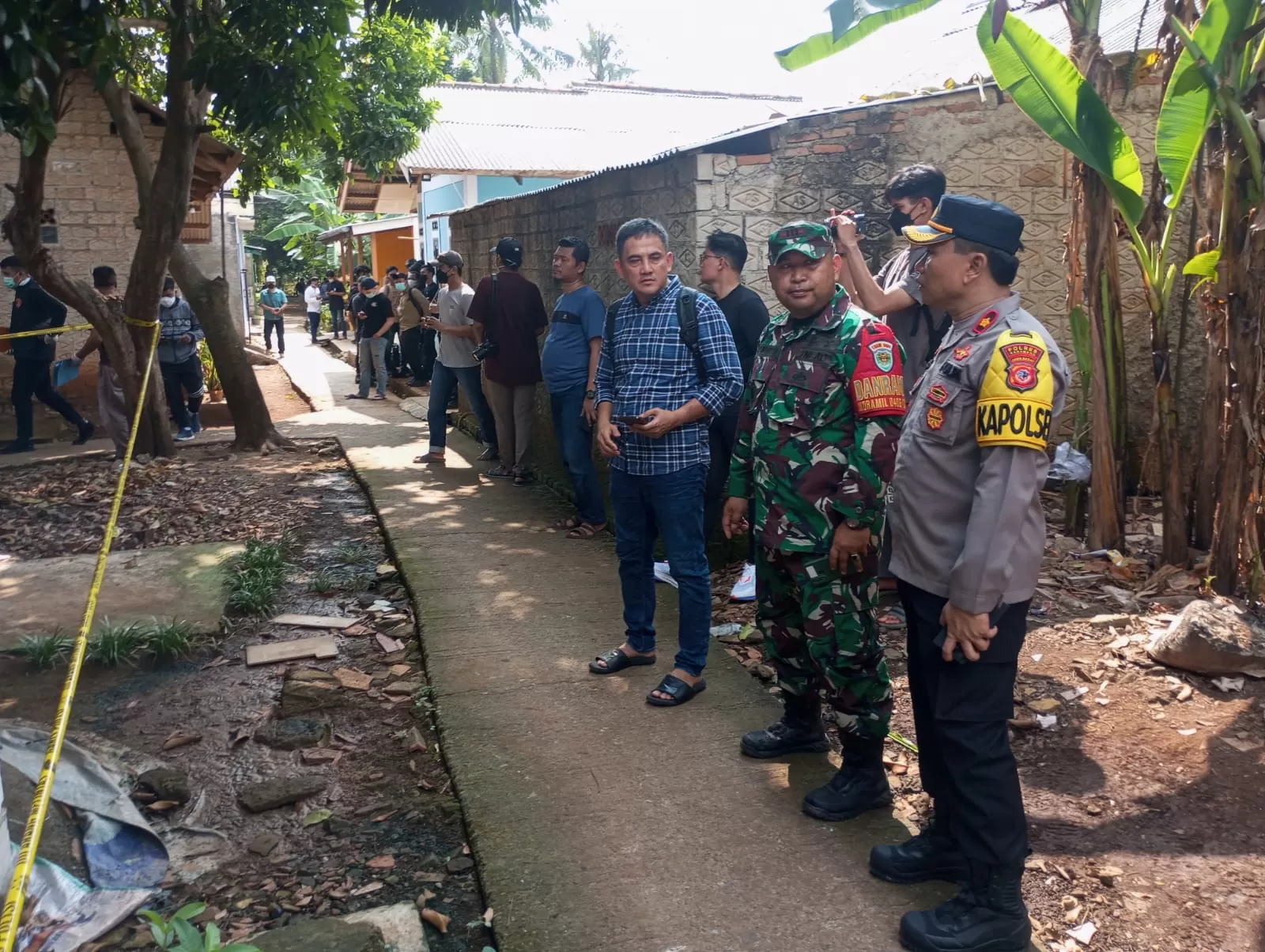 Petugas gabungan melakukan penyelidikan di rumah kontrakan terduga teroris di Karawang, Jawa Barat. 