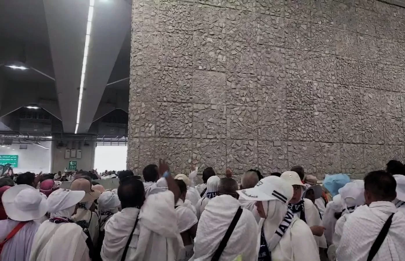 Jemaah haji berada di Jamarat untuk melakukan lempar jumrah pada puncak haji 2024. (MCH 2024)