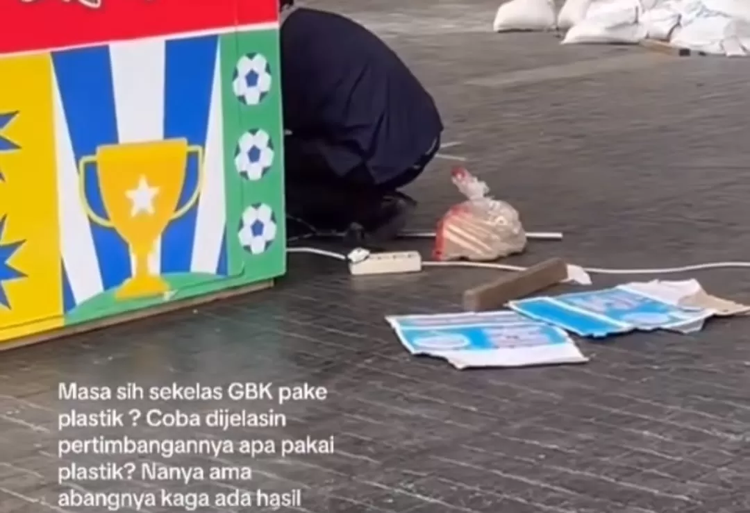 Video viral petugas sekuriti GBK tangkap dan masukkan kucing liar dalam plastik (tangkapan layar)