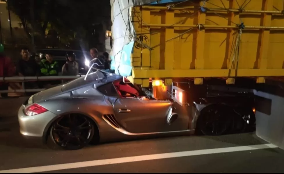  Sopir mobil Porsche yang tewas usai kecelakaan maut di Tol Dalam Kota, berstatus mahasiswa (Dok TMC Polda Metro)