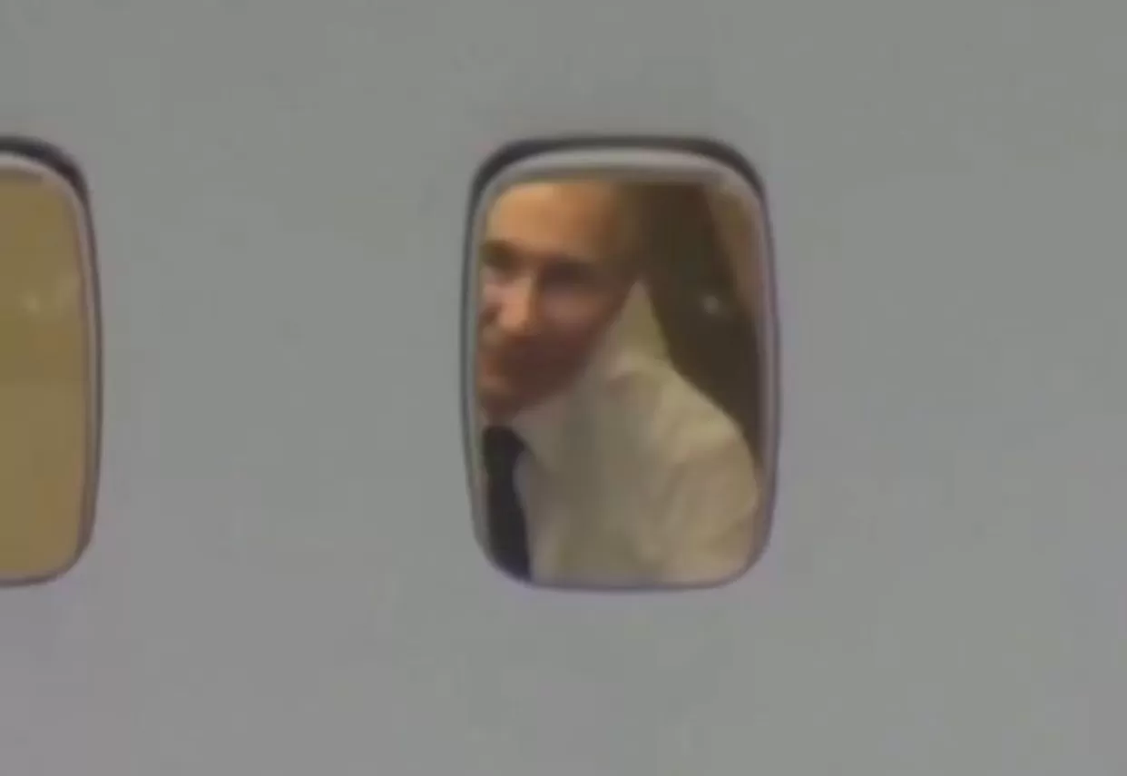 Presiden Putin lambaikan tangan perpisahan kepada Kim Jong Un (Foto: Tangkapan layar video unggahan akun Instagram @unxplnd)