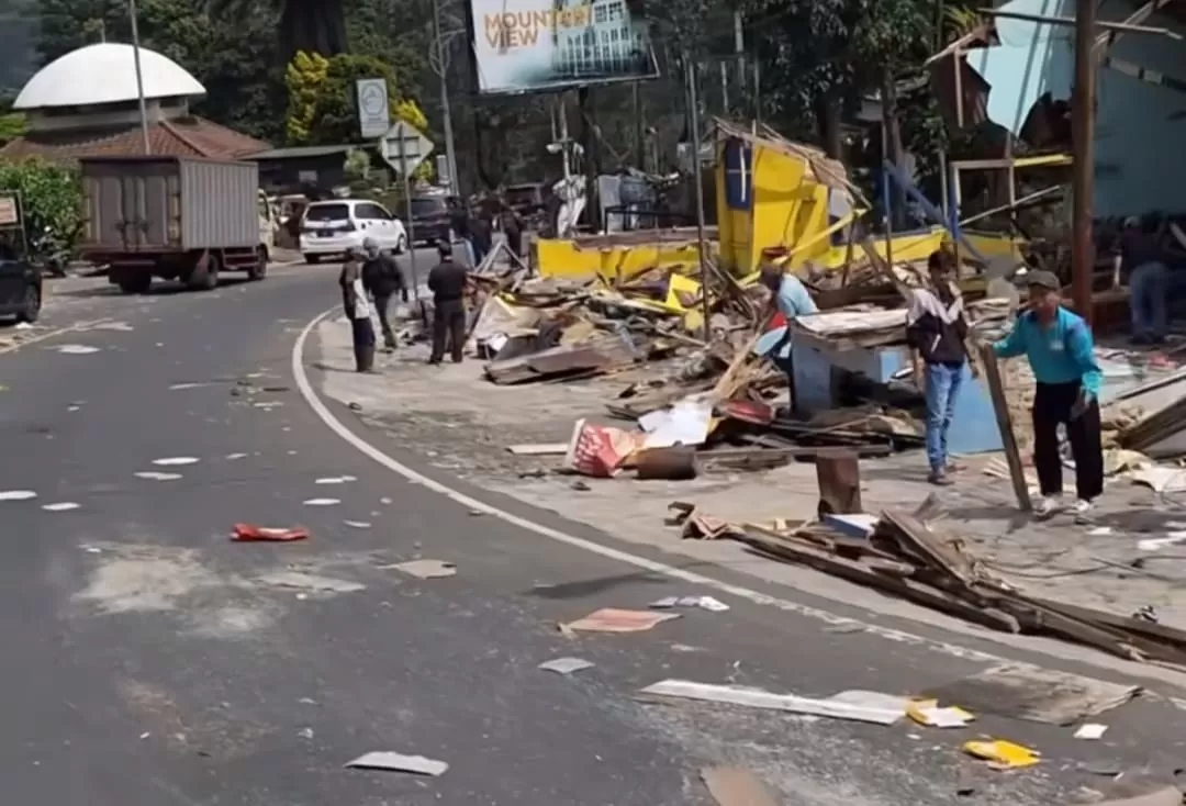 Pembongkaran Lapak PKL di Puncak, Bogor (tangkapan layar Instagram)
