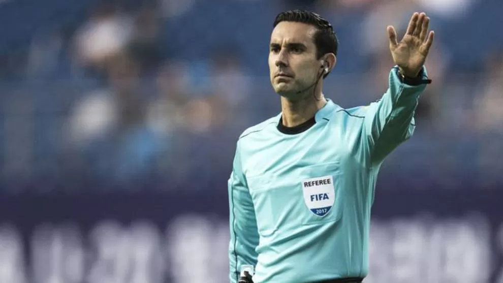 Wasit Meksiko Carlos Ramos pimpin laga Argentina vs Peru (Foto: FIFA)