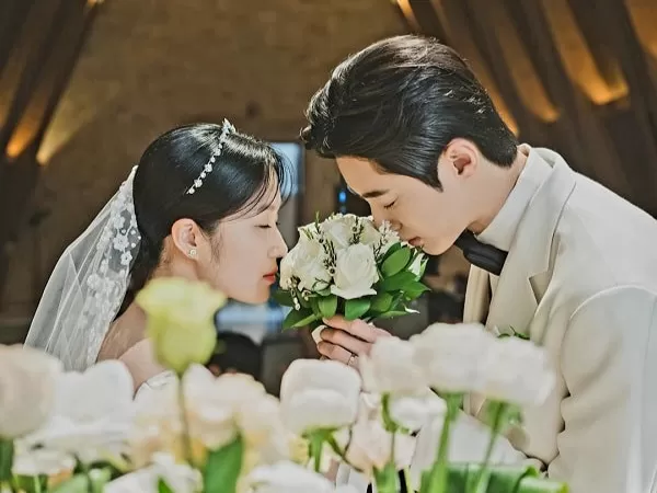 Foto pernikahan Byeon Woo Seok dan Kim Hye Yoon Lovely Runner bikin para Tongtong menjerit. (Viu/tvN)