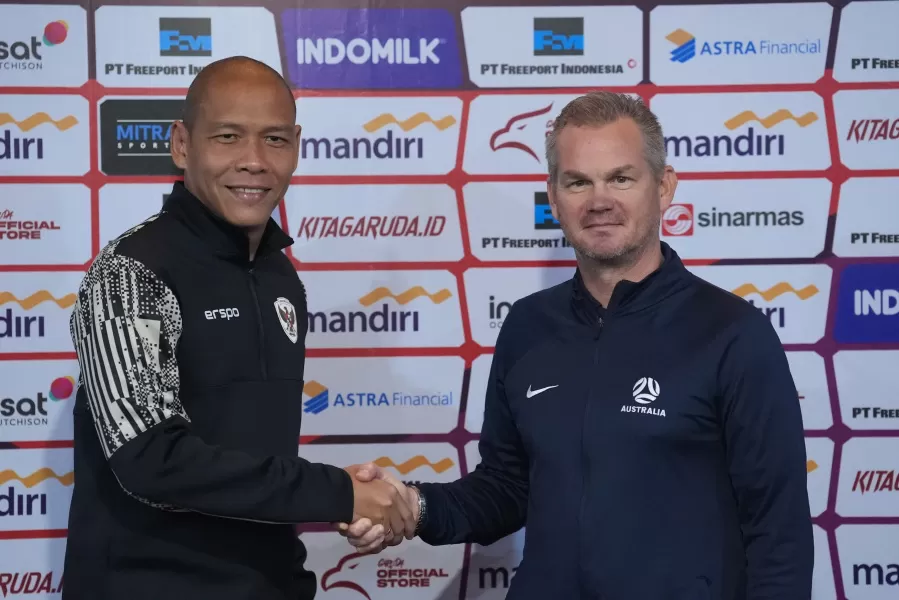 Pelatih Timnas U-16 Nova Arianto (kiri) mengungkapkan kesiapan para pemainnya untuk semifinal melawan Australia di Piala AFF U-16 2024 (Foto: PSSI)