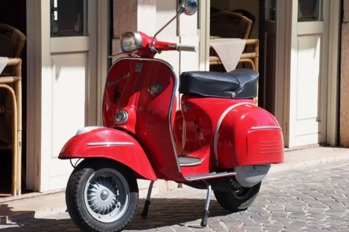 Mengungkap sejarah vespa corsa 125, pelopor skuter matik di indonesia (foto: canva.com)