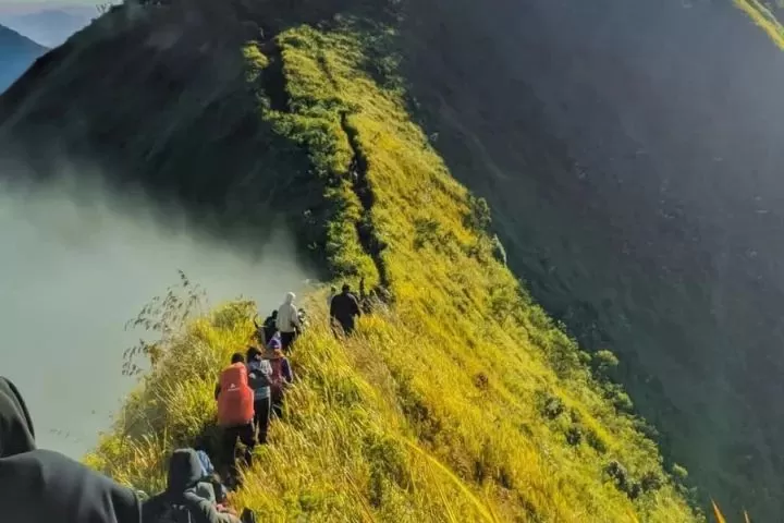 Tujuh rekomendasi gunung yang ramah pemula untuk untuk isi liburan dengan mendaki (foto: instagram.com/infoandong)