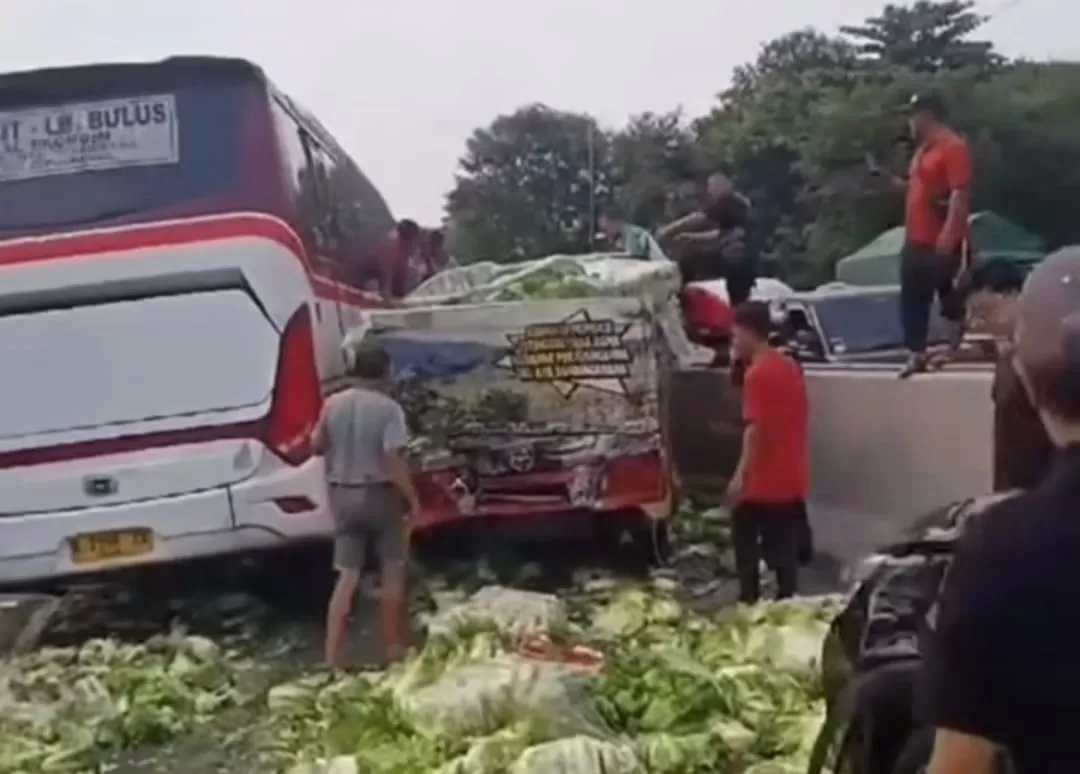 Kecelakaan beruntun di Tol Cipularang (tangkapan layar)