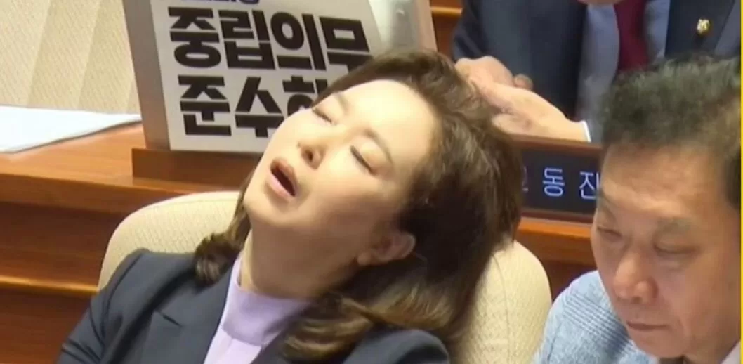 DPR Korea Selatan viral setelah terlihat tidur pulas saat rapat 