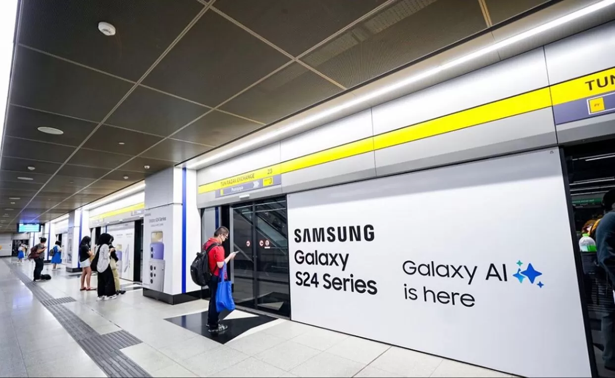 Perang promosi antara Samsung dan Apple tengah hiasi Stasiun di Malaysia (Foto: Instagram @unexplnd)