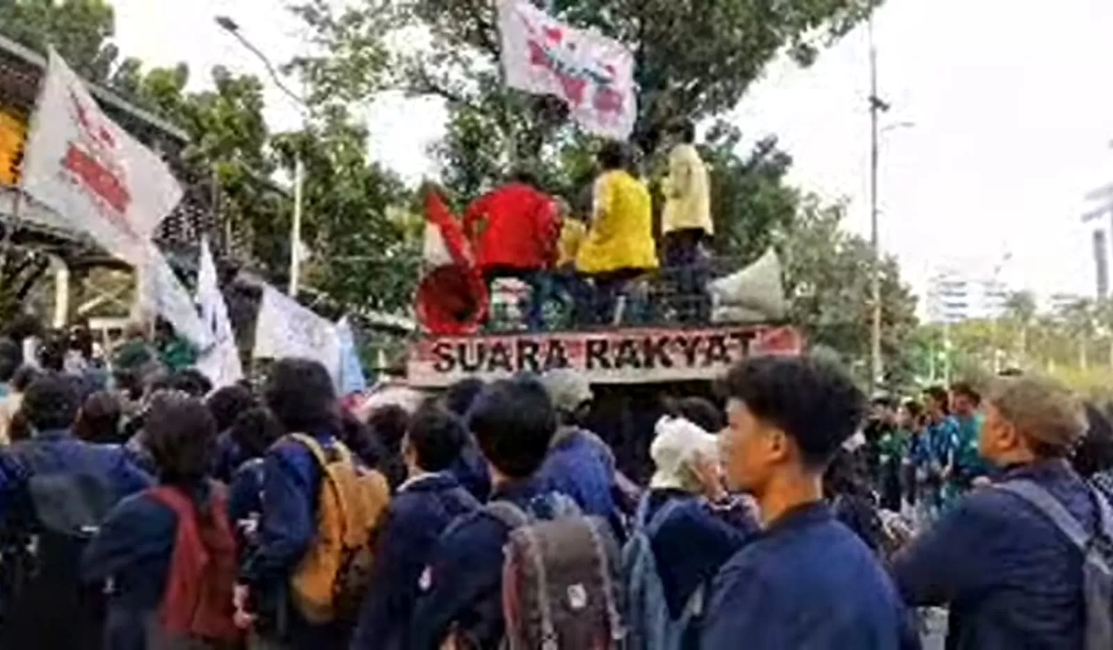 Demonstrasi BEM SI di Patung Kuda, bentrok dengan polisi (Konteks.co.id)