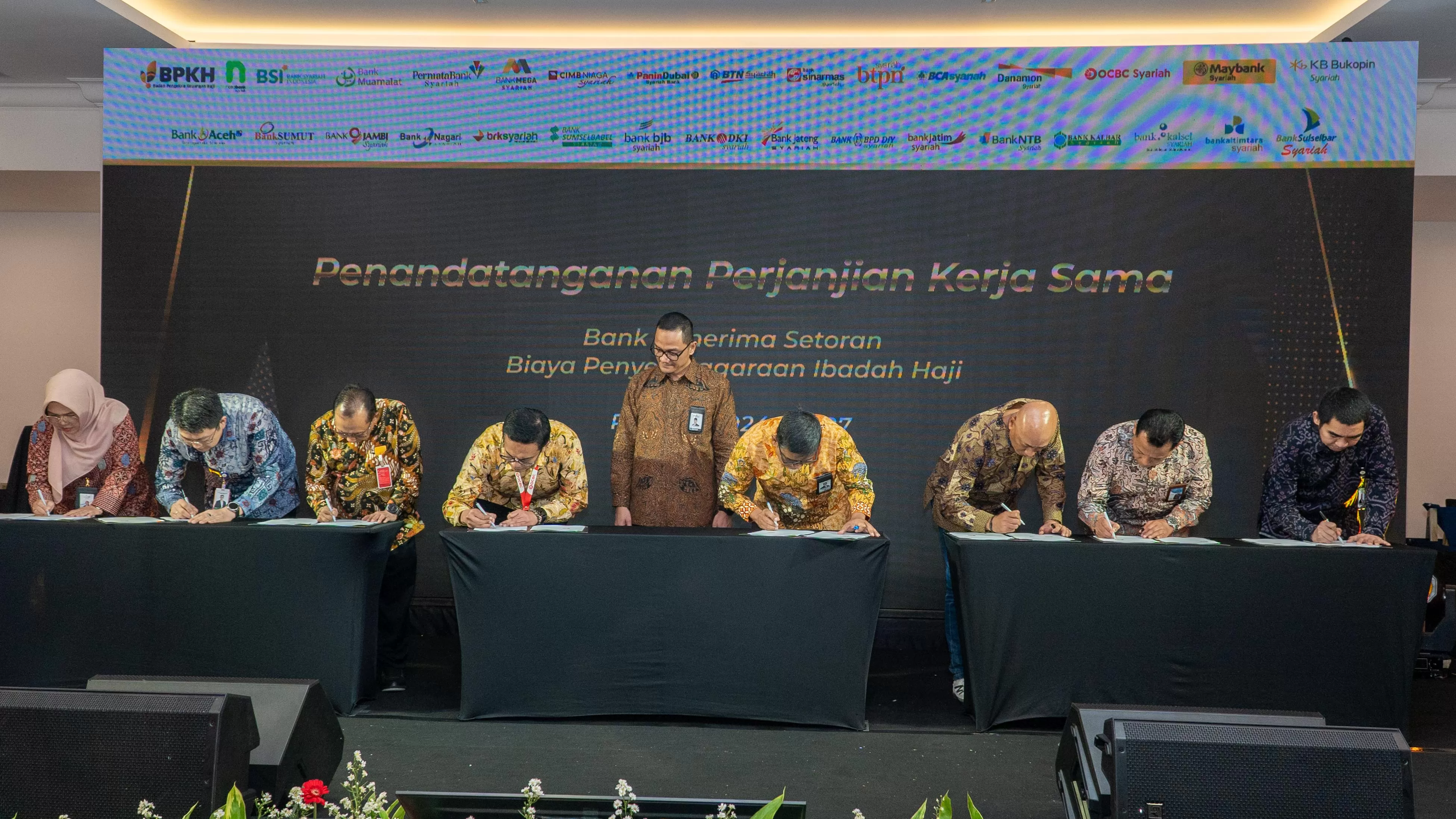 Penandatanganan Perjanjian Kerja Sama BPKH dan Bank DKI terkait pengelolaan keuangan haji (Dok Bank DKI)