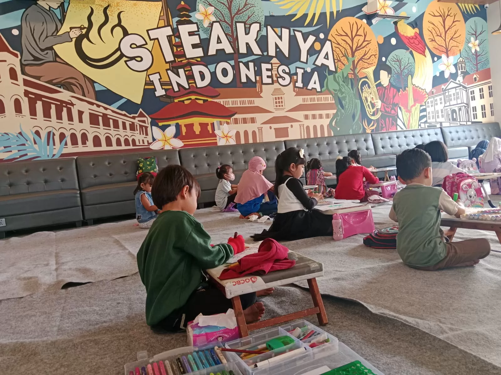 Waroeng Steak & Shake Daan menggelar lomba mewarnai untuk ikut memeriahkan Hari Anak Nasional yang jatuh pada 23 Juli 2024.