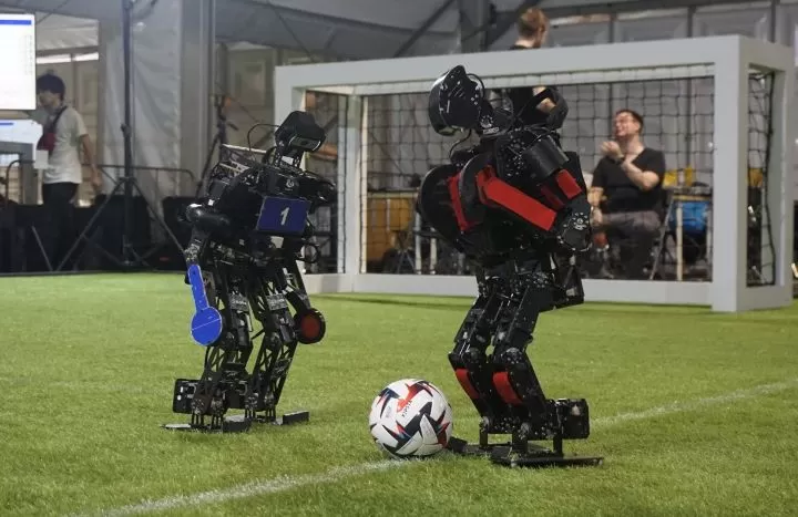 Robot Ichiro ITS (kiri) saat bertanding pada ajang RoboCup 2024 di Eindhoven, Belanda. Foto: ITS