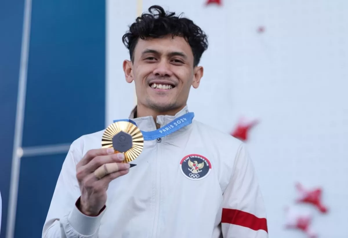 Atlet panjat tebing putra Indonesia, Veddriq Leonardo, berhasil mempersembahkan medali emas untuk Indonesia di Olimpiade 2024 Paris. foto: NOC Indonesia/Naif Muhammad