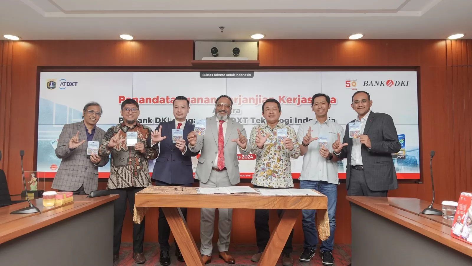 Direktur Teknologi & Operasional Bank DKI, Amirul Wicaksono (Tiga dari kanan) dalam penandatanganan Perjanjian Kerja Sama optimalisasi penjualan JakCard, Rabu 7 Agustus 2024 (Dok Bank DKI)