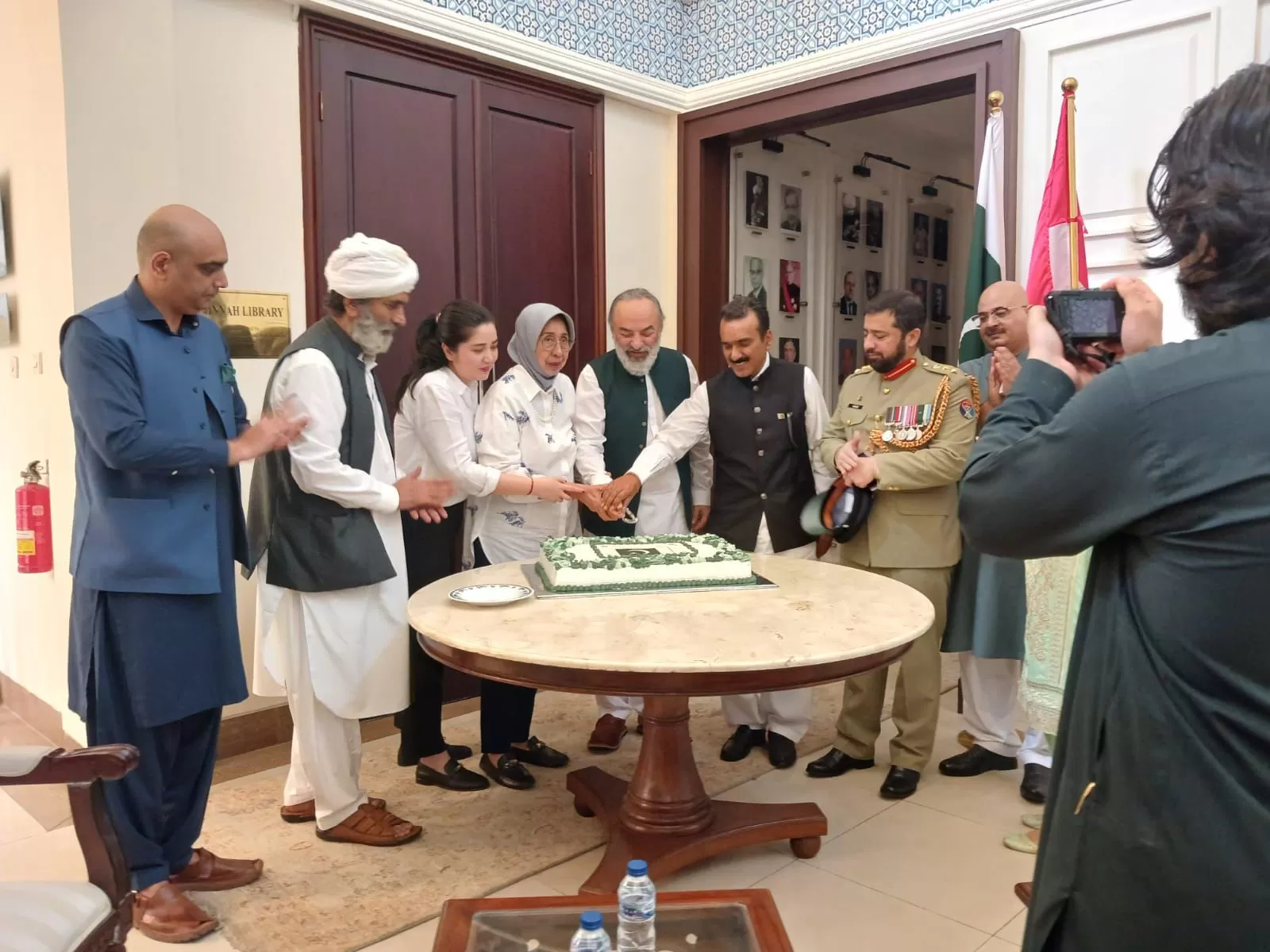 Selim Bibi pamerikan karya lukisannya di dipamerkan di Kedutaan Pakistan di Jakarta, pada peringatan Kemerdekaan Republik Pakistan. 