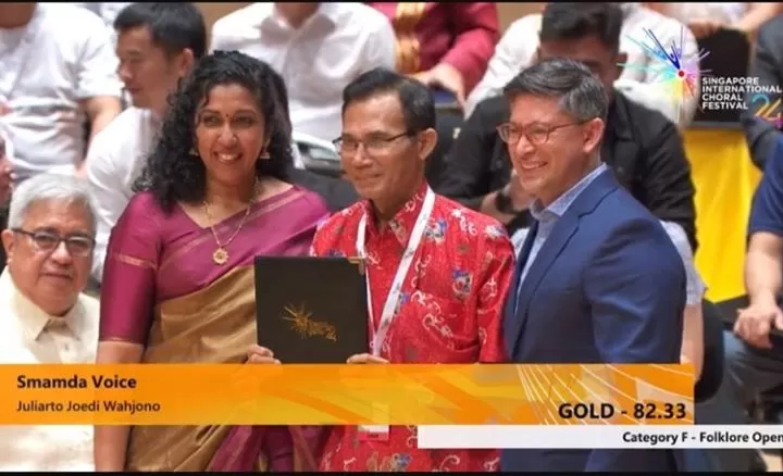 Dirigen paduan suara SMA Muhammadiyah 2 Sidoarjo (SMAMDA Voice), Juliarto Joedi Wahjono, saat menerima gelar juara di ajang Singapore International Choral Festival (SICF). Foro: Muhammadiyah