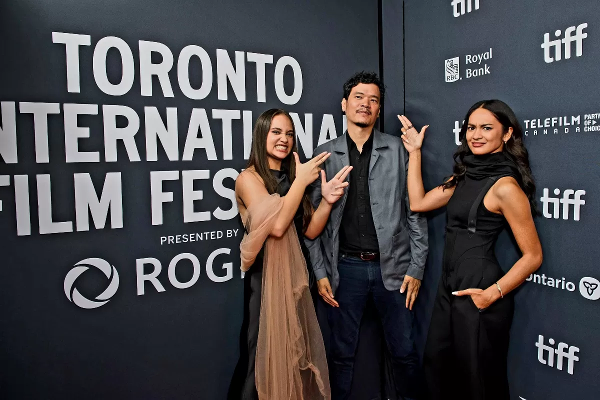 Sutradara Timo Tjahjanto bersama pemeran The Shadow Strays, Aurora Ribero dan Hana Malasan, di TIFF. (Kredit foto: Netflix)