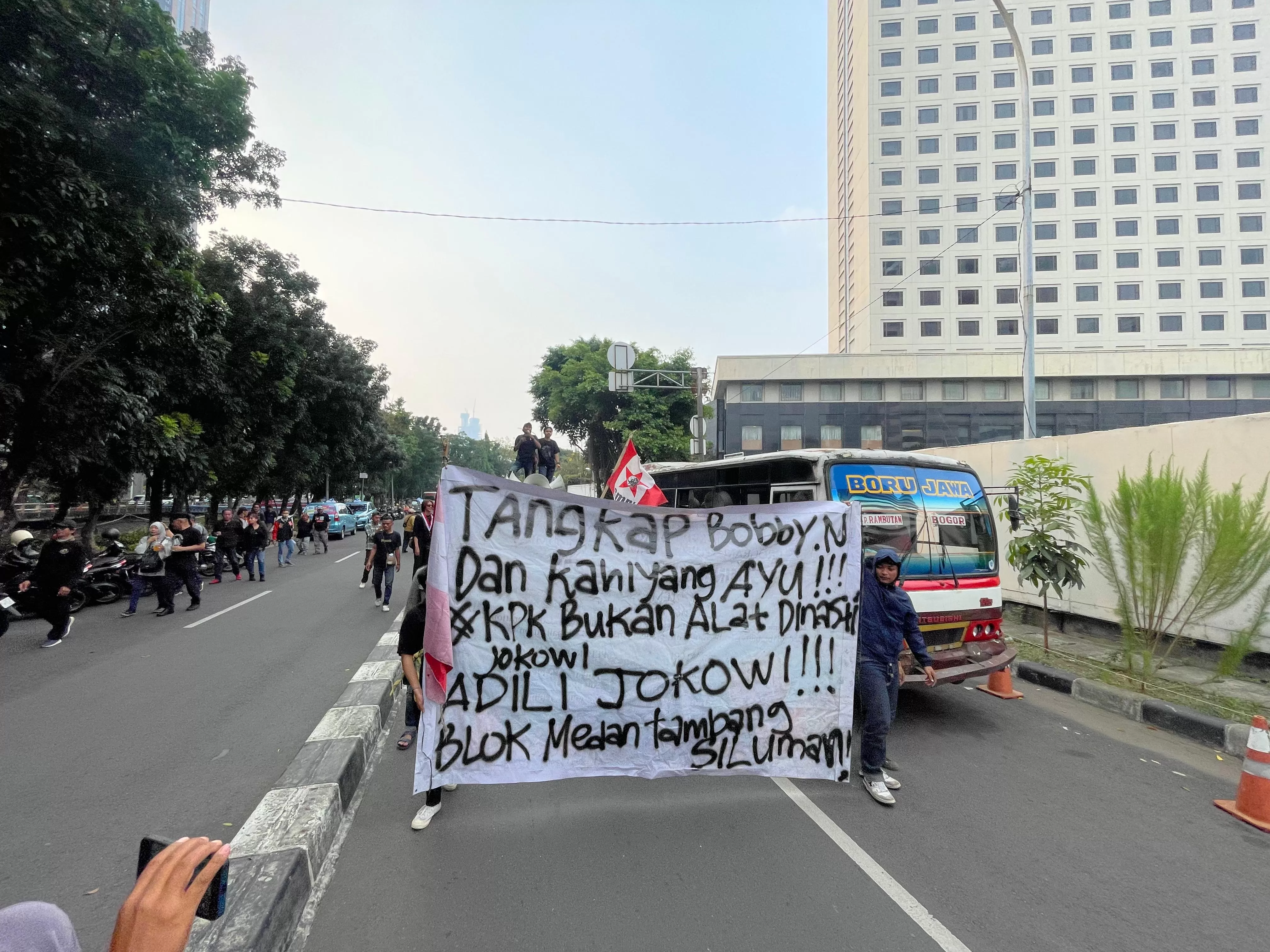 GMNI Jakarta Selatan, menggelar aksi di depan gedung KPK untuk menuntut pengusutan kasus tambang ‘Blok Medan’.