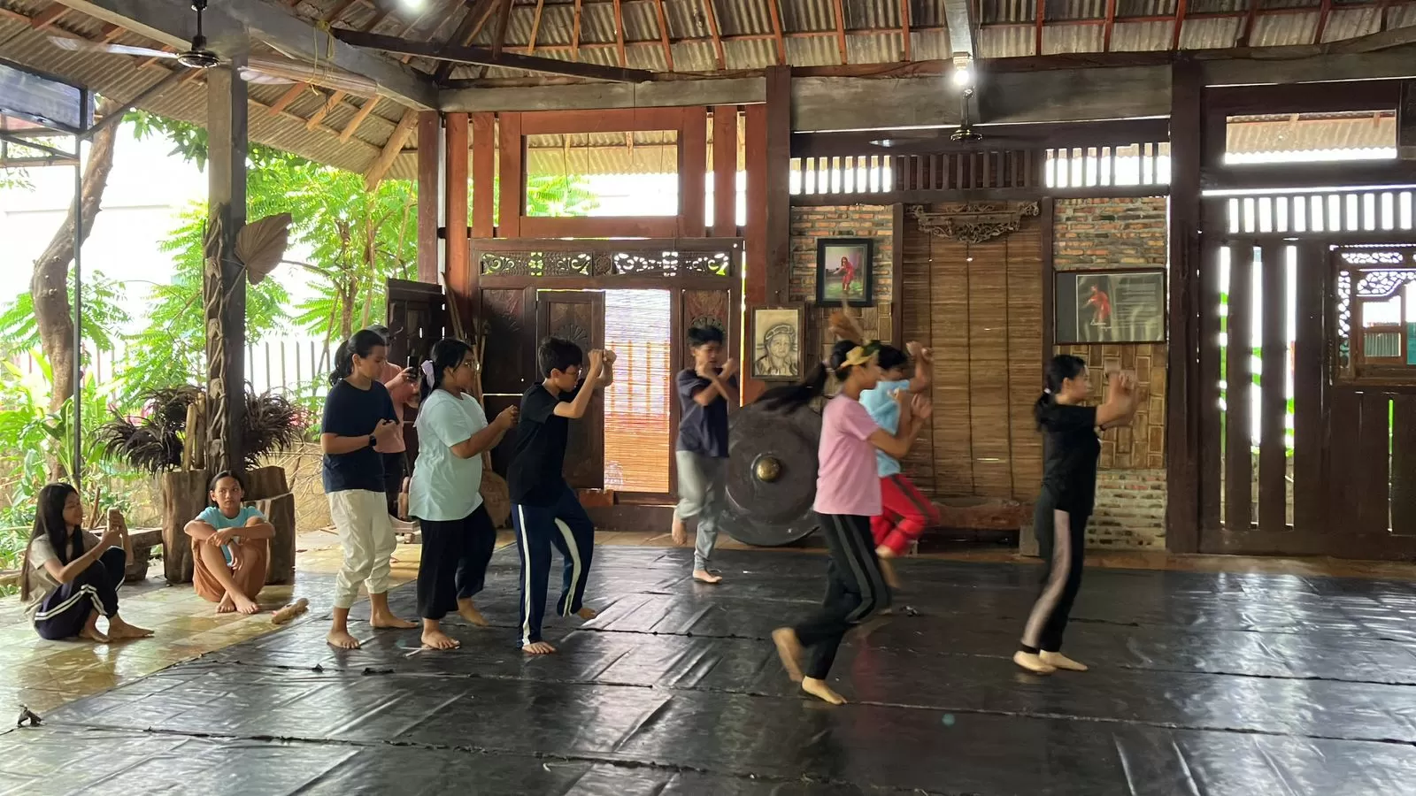 Teater GLAdiactor, salah satu peserta FTA 2024, sedang melakukan latihan jelang pementasan mereka.