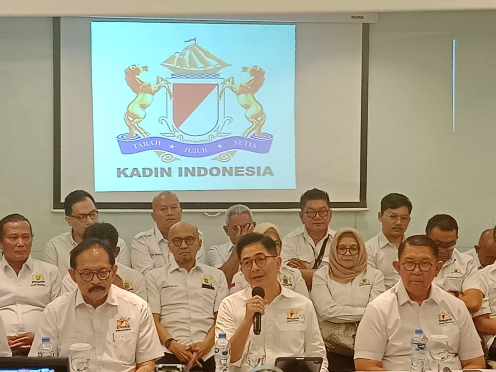 Ketum Kadin Indonesia Arsjad Rasjid menegaskan bahwa Munaslub yang mengangkat Anindya Bakrie adalah ilegal dan tidak sah.