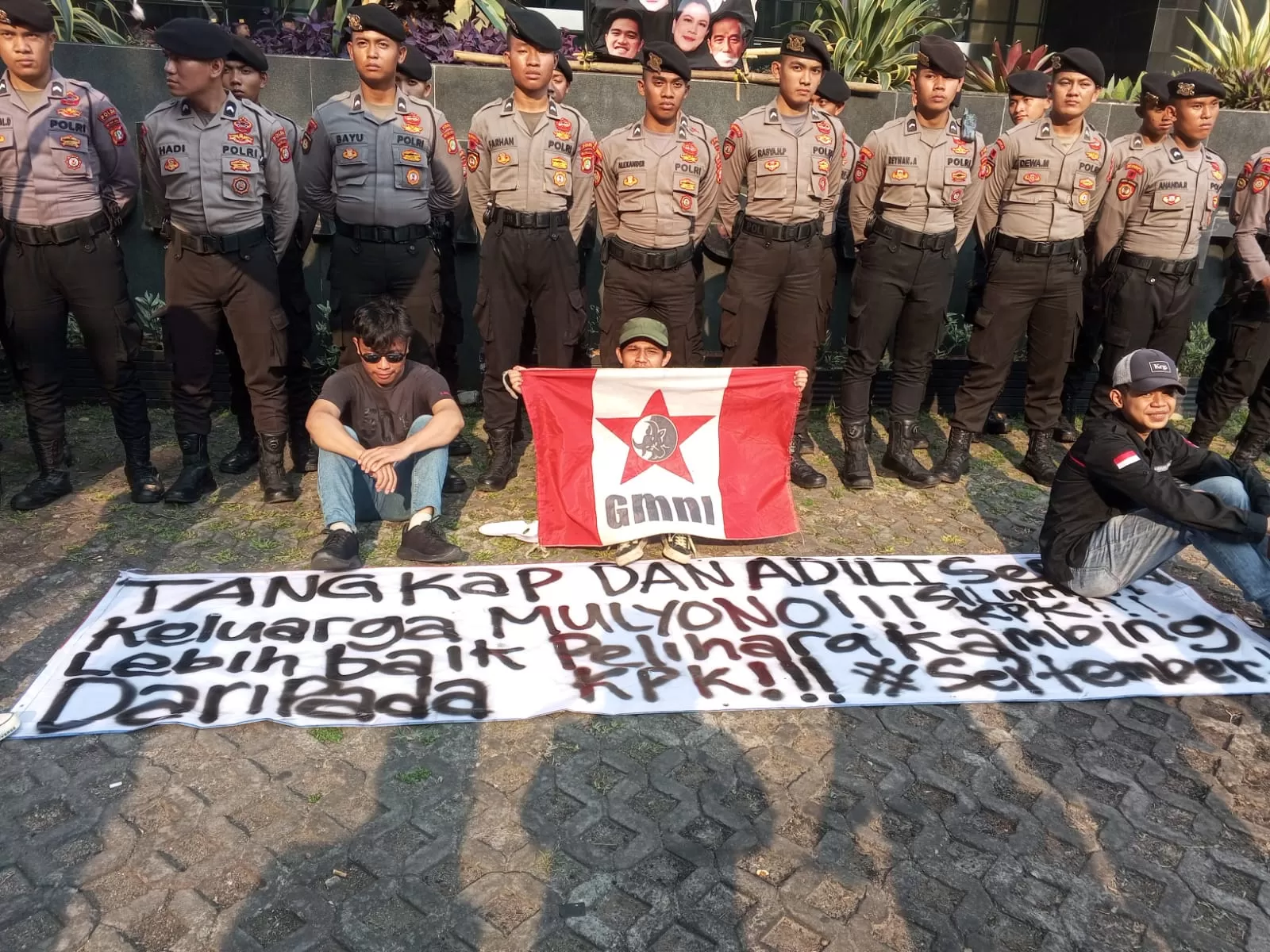 Aktivis mahasiswa GMNI Jakarta Selatan kembali menggelar unjuk rasa di KPK, Jakarta.