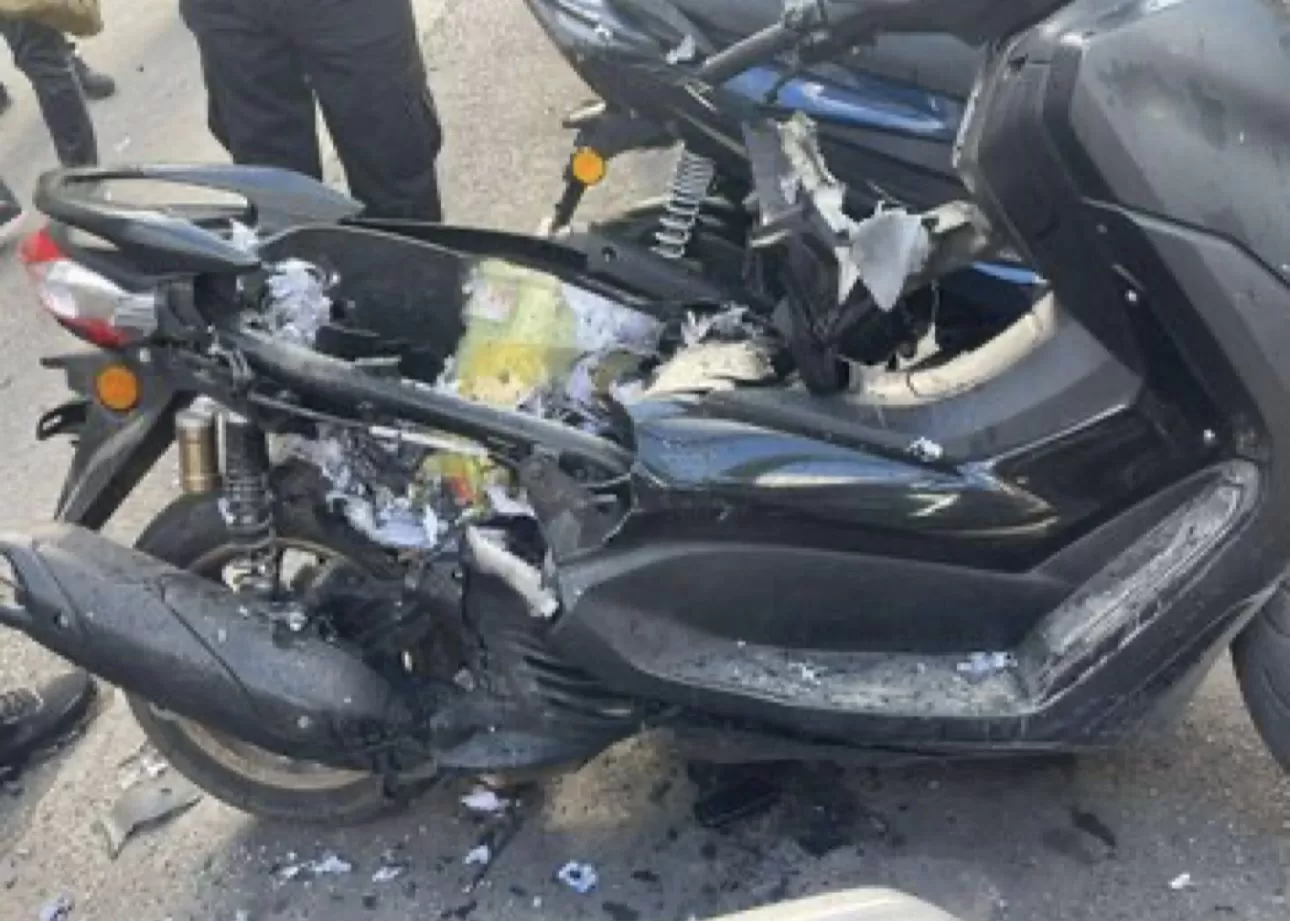 Sebuah motor terlihat meledak setelah walkie talkie milik warga Libanon yang ada di bagasi meledak. Foto: Tangkapan layar X