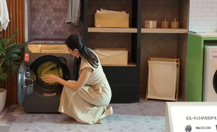 Model mencoba mesin cuci front loading terbaru dari Sharp Indonesia. Foto: Sharp Electronics Indonesia