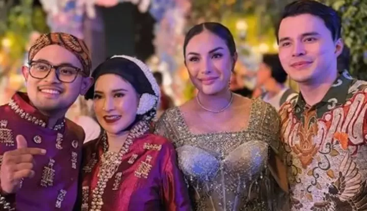 Shandy Purnamasari dan Gilang Widya Pramana alias Juragan 99 berfoto dengan Nikita Mirzani saat acara mitoni 7 bulanan pada hari Kamis kemarin. Foto: IG @nikitamirzanimawardi_172