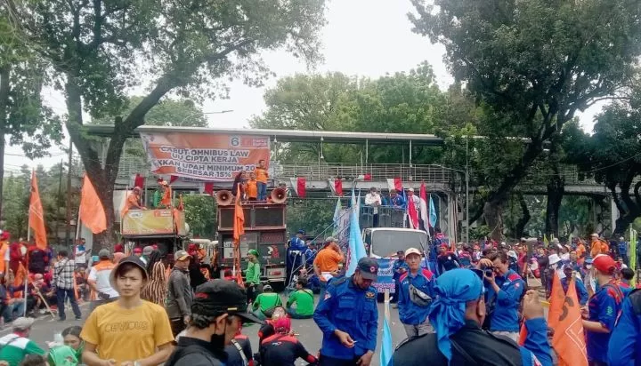 Buruh menolak rencana pemerintah menaikkan tarif Pajak Pertambahan Nilai (PPN) menjadi 12% di awal tahun 2025. Foto: Ist