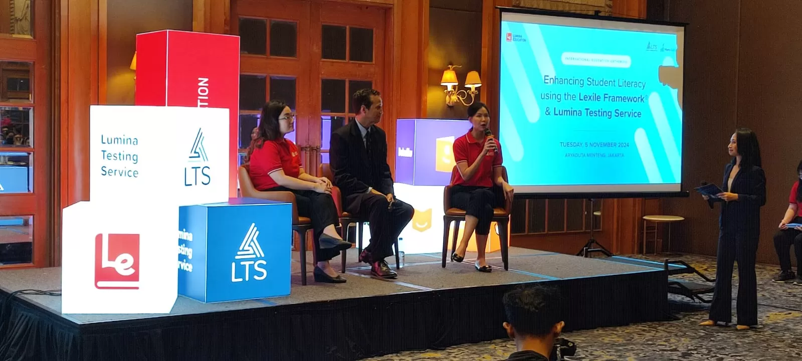 CEO Lumina Education Stephanie Riady (pegang mic) memberikan penjelasan mengenai platform Lumina Testing Service (LTS) kepada para guru dan pengurus yayasan berbagai sekolah di Jabodetabek dalam launching LTS di Aryaduta Hotel Menteng, Jakarta Pusat, Selasa 5 November 2024. (Konteks.co.id/Jimmy Radjah)