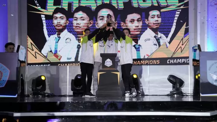 Tim SMAN 1 Kelapa mengangkat Trophy GYC 2024 Free Fire. Foto: Garena