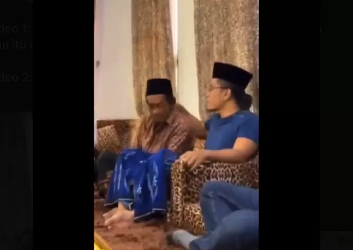 Gestur tubuh Gus Miftah saat meminta maaf kepada Pak Sunhaji, pedagang es teh yang ia hina saat ceramah di Magelang juga mendapat sorotan warganet. Foto: Tangkapan layar X